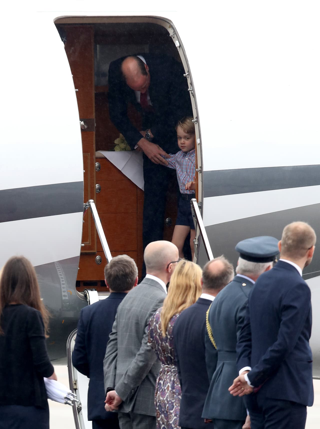 Tras bajarse de su avión privado vimos un tímido príncipe George. Inclusive al inicio ni quería salir de la aeronave.