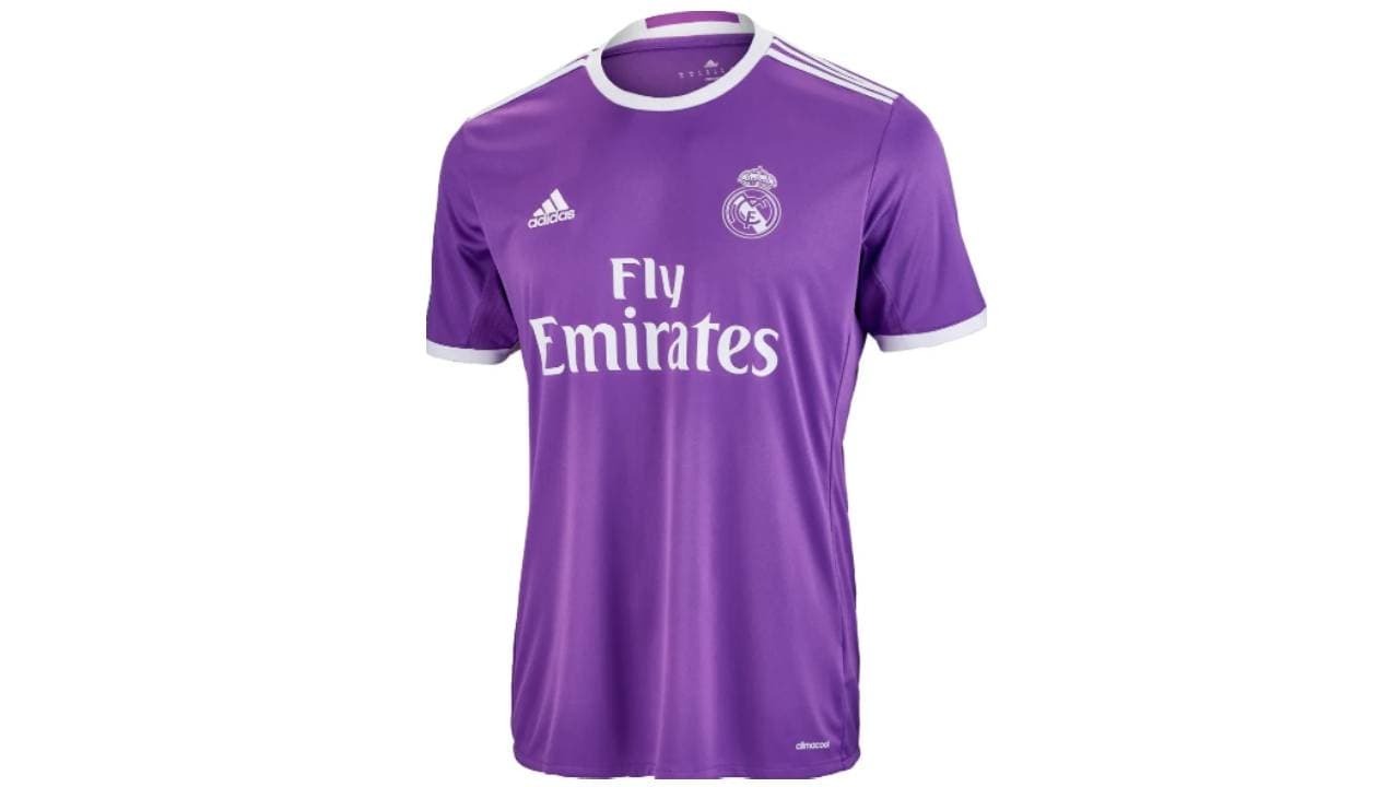 El Real Madrid usa algunos tonos en morado, o como hizo algunas temporadas atrás con su segunda equipación en color morado.