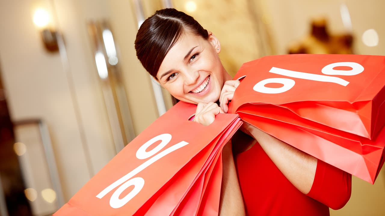 <b>En video. <b>Fin de semana de ofertas, ¿qué comprar y qué no en las rebajas por el Memorial Day?</b></b>
<br>
<br>En el fin de semana del Memorial Day, Carlos García, experto en finanzas, nos da los mejores consejos para realizar compras conscientes y adquirir solamente lo necesario sin gastar de más en las rebajas de primavera. Además, nos explica la importancia de ahorrar para poder hacer crecer nuestro patrimonio.