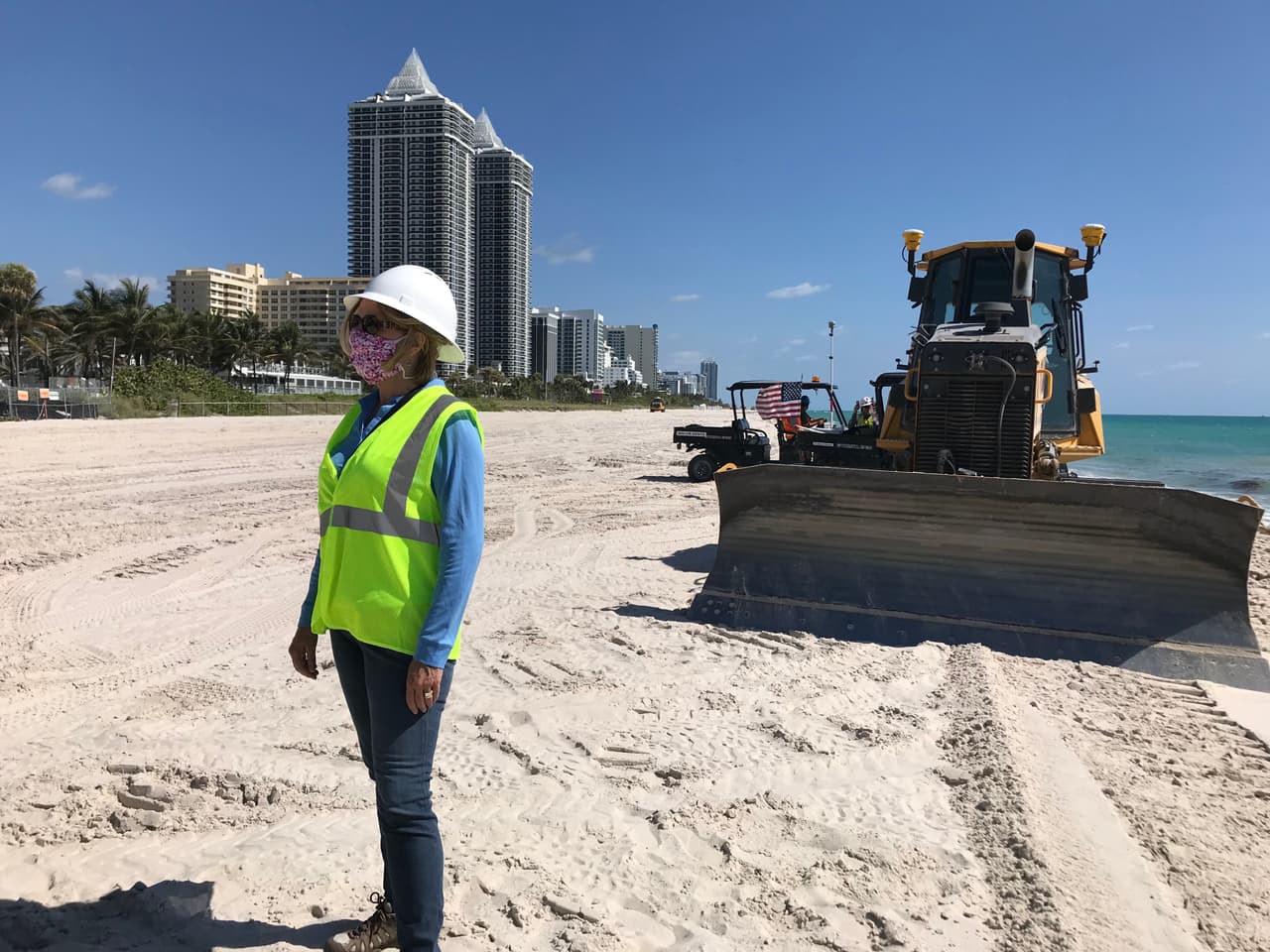 “Necesitamos ahora cambiar nuestros comportamientos, estos días son diferentes al pasado y la única manera en la que nosotros podemos protegernos es con distanciamiento social y vamos a continuar con estas practicas por meses y meses hasta que tengamos una vacuna”, aseguró Higgins.