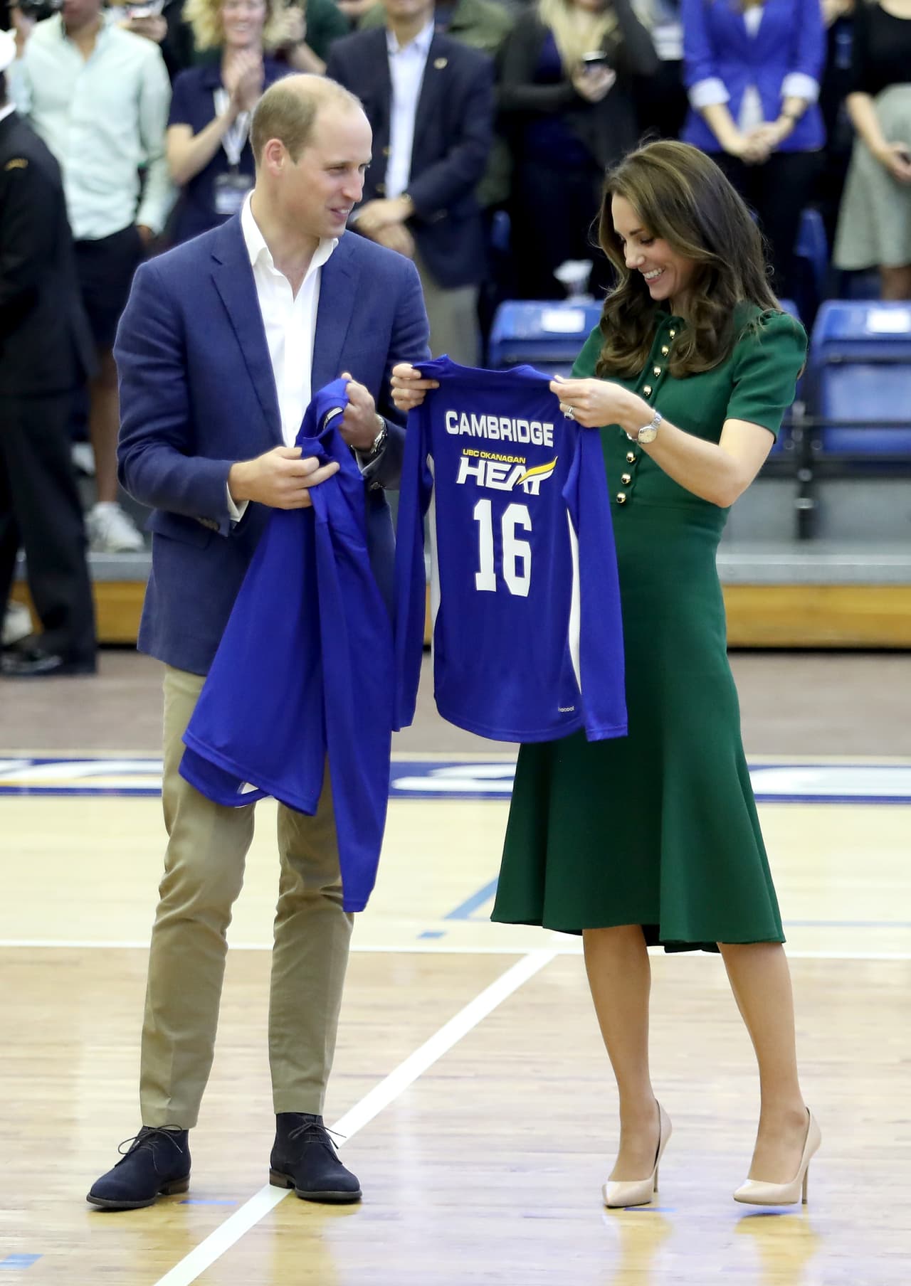 Les regalaron playeras del equipo.