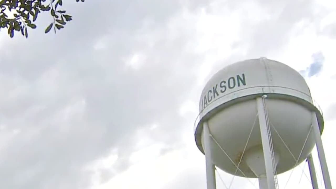 El esfuerzo será implementado en toda la ciudad de Lake Jackson a raíz de la detección de la ameba 'comecerebros' que causó la 
<b><a href="https://www.univision.com/local/houston-kxln/mi-esposo-y-yo-decidimos-dejarlo-descansar-madre-de-menor-de-6-anos-que-fallece-al-contraer-ameba-mortal-fotos">muerte de Josiah McIntyre</a></b>, de 6 años.