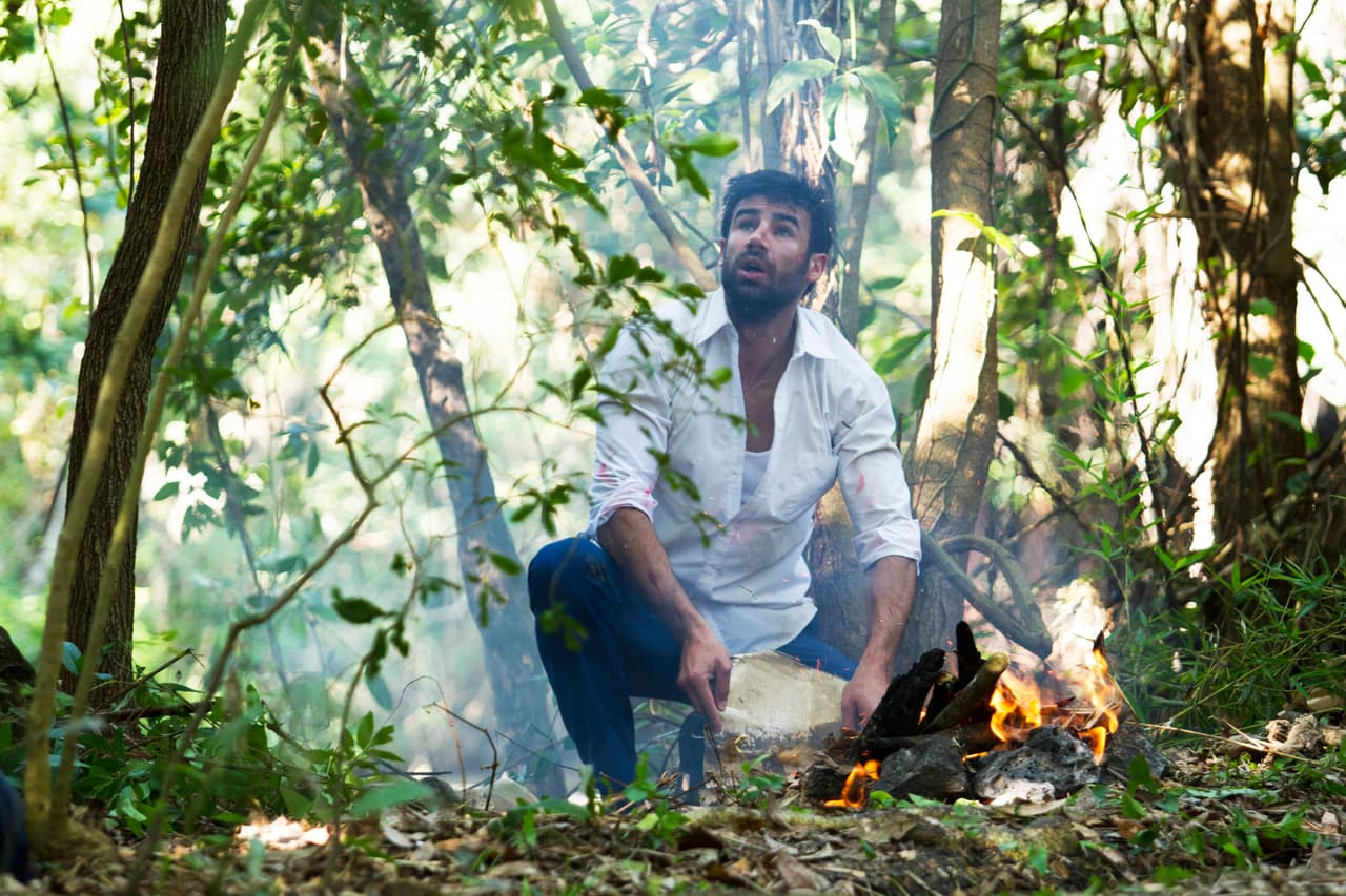 Gracias a ella todas la tripulación sobrevivió. Al ver a 
<b><a href="http://www.univision.com/series/la-piloto/juan-eduardo-colucho-es-dave">Dave</a></b> junto a ella, le juró que jamás lo perdonará por sus engaños.