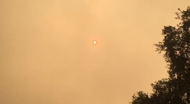 Debido a las condiciones geográficas del Valle de San Joaquín
<b>el humo proveniente de los <a href="http://www.valleyair.org/aqinfo/wildfires.htm" target="_blank">incendios Hills,</a> por el oeste: Lake, por el sur y Lighting Complex (múltiples focos), por el norte,</b> se está concentrando en la cuenca.