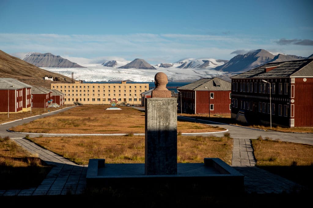 <b>Pyramiden, Noruega. </b>Pyramiden fue fundada por Suecia en 1910 y vendida a la Unión Soviética en 1927 que avanzó con
<b>un próspero asentamiento minero de carbón ruso en este archipiélago noruego de Svalbard. </b>En la década de 1980, la comunidad minera tenía una población de más de 1,000 habitantes. Pyramiden, nombrada así por un cerro con forma piramidal,
<b> quedó vacía luego de que la empresa minera estatal rusa Trust Arktikugol cerró la mina el 1 de abril de 1998 después de 53 años de funcionamiento. Desde los años 2000 ha ido creciendo como atractivo turístico y ahora cuenta con un hotel. </b>
