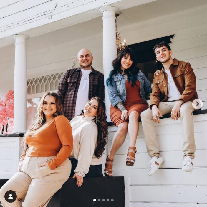 Por eso, ante sus fans, respondió si estaría "dispuesto" a ser el eslabón que pueda unirlos tras el
<a href="https://www.univision.com/shows/el-gordo-y-la-flaca/juan-rivera-asegura-que-saldran-quemados-pero-vivos-de-la-nueva-polemica-que-enfrentan-el-y-sus-sobrinos-video"> <b>pleito que se ha desatado al interior de la familia. </b></a>
<br>