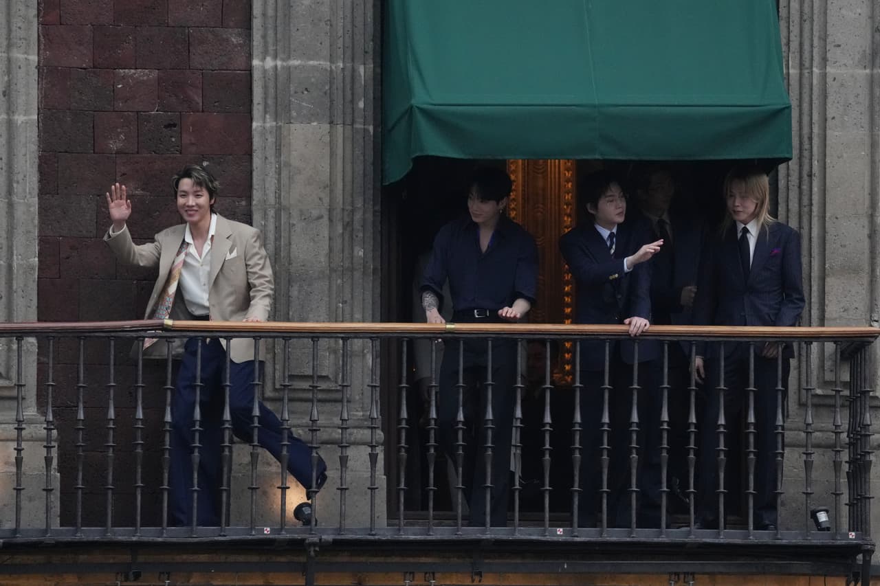 Miembros del grupo surcoreano BTS saludan desde un balcón del Palacio Nacional en la Ciudad de México, el miércoles 6 de mayo de 2026.