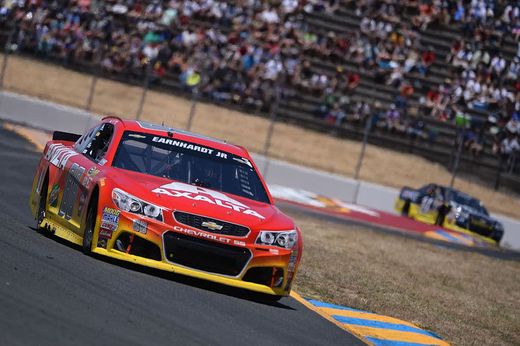 <b>Earnhardt Jr</b> nació en Carolina del Norte, y tiene 42 años. Es 
<b>hijo del célebre Dale Earnhardt</b>, quien lograra siete títulos de NASCAR entre 1980 y 1994, hasta su muerte en una competencia en Daytona en febrero de 2001. Durante años, Dale Jr 
<b>utilizó el número 3 en rojo sobre un auto negro que hiciera leyenda a su padre</b>.
<br>