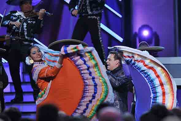 El intérprete dio un show que quedará para la historia de la entrega de premios.