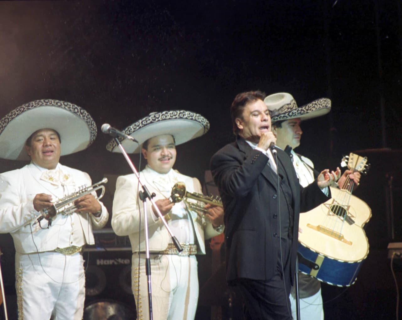 Ya sea con mariachi, balada u orquesta, 'JuanGa' siempre es un deleite en vivo.