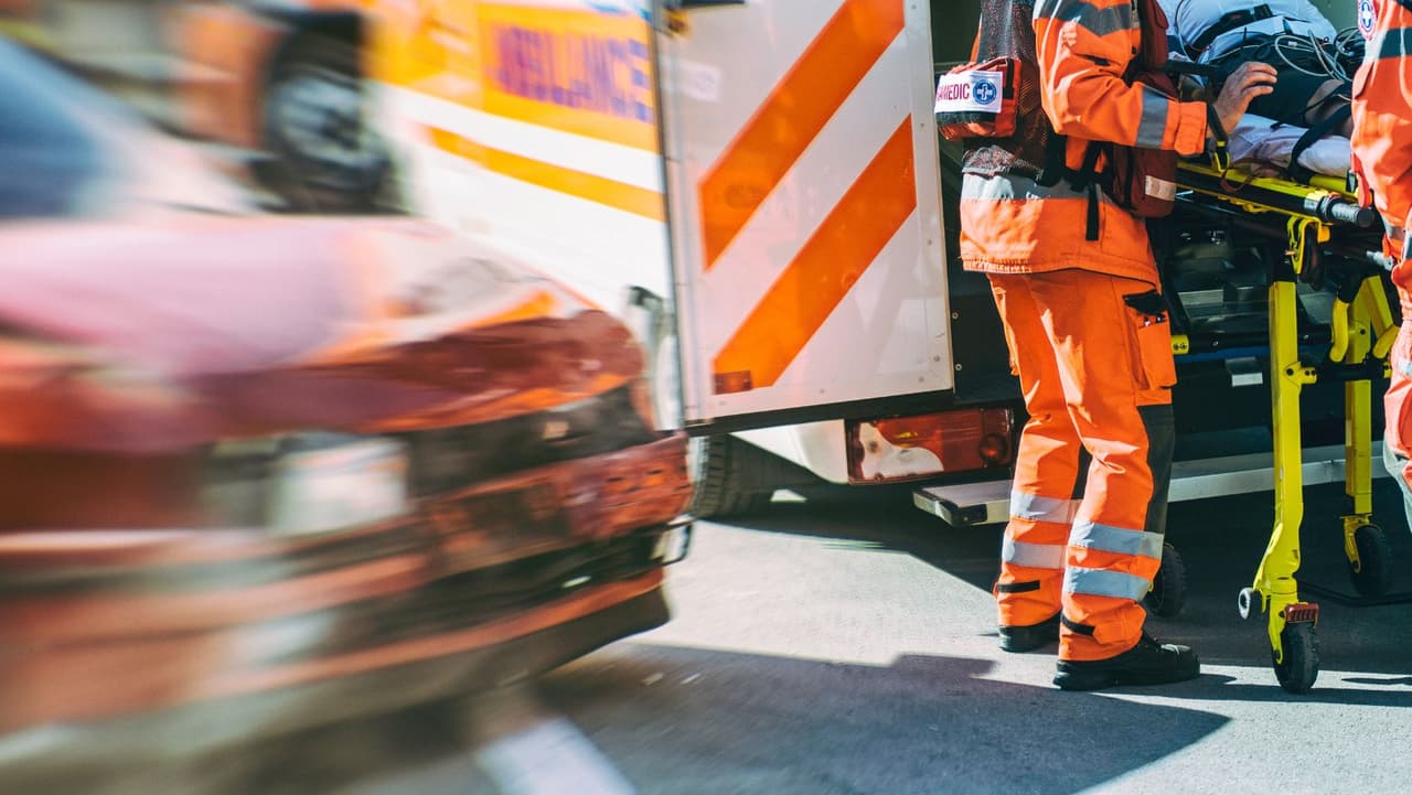 Bebé de un año pierde la vida y una mujer sufre heridas en accidente en la carretera 