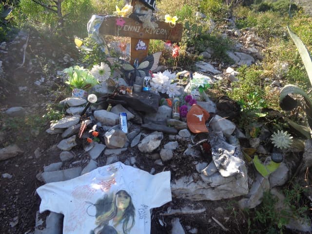 Ahí se encuentra una cruz que recuerda a Jenni Rivera y alrededor de ella hay flores, velas, bebidas y mariposas, uno de los símbolos de ‘La Gran Señora’. 
<br>
<br>
<b>FOTOS: <a href="http://www.univision.com/entretenimiento/la-muerte-de-jenni-rivera-y-otros-accidentes-aereos-que-hicieron-llorar-al-mundo-de-la-musica-fotos">La muerte de Jenni Rivera y otros accidentes aéreos que hicieron llorar al mundo de la música</a></b>