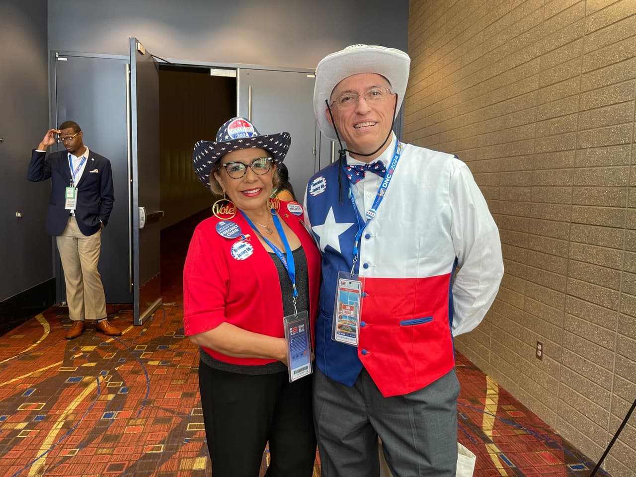 Desde Dallas, Texas, Silvia Lagos eligió un outfit especial para esta que será su primera Convención Demócrata en Chicago. "Espero a ver a Kamala, Harris y Joe Biden, estoy muy emocionada", expresó.