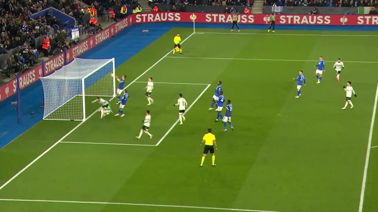 ¡Con algo de fortuna! Filip Mladenovic anota el 2-1 para Legia