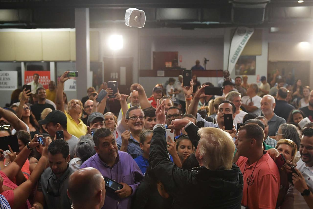 Tres años después de María, Trump envía un paraguas a Puerto Rico