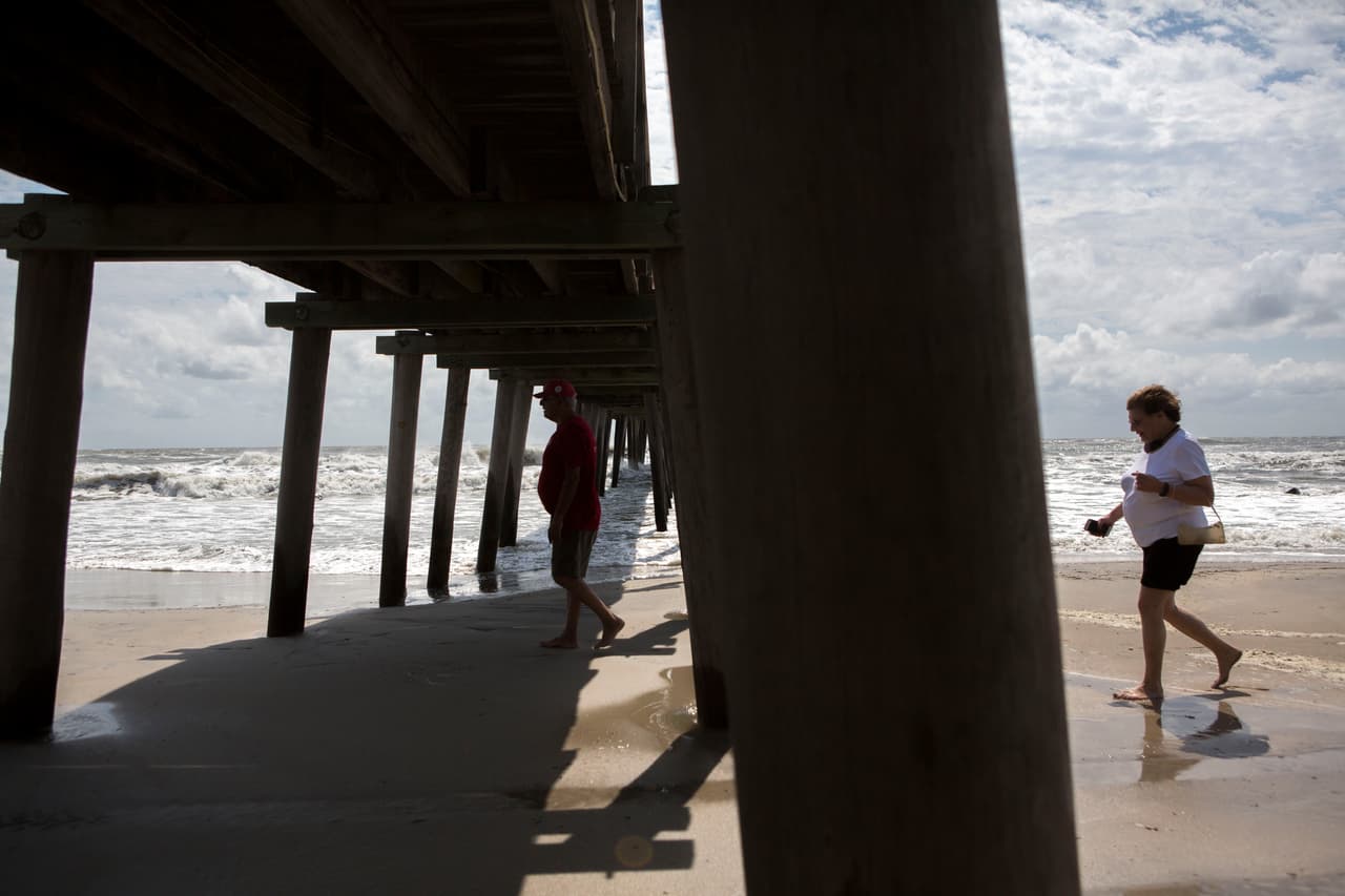 A medida que el oleaje aumentaba, residentes de Margate, Nueva Jersey, abandonaban la playa.