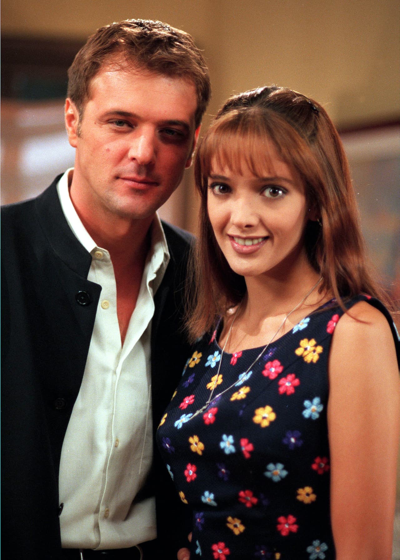 "Adela es una chava muy linda, muy reservada. Siempre amable, pero 
<b><a href="https://www.univision.com/entretenimiento/celebridades/ya-sabemos-donde-esta-y-a-que-se-dedica-adela-noriega-fotos" target="_blank">es una incógnita</a></b> incluso para nosotros sus compañeros", contó.
<br>