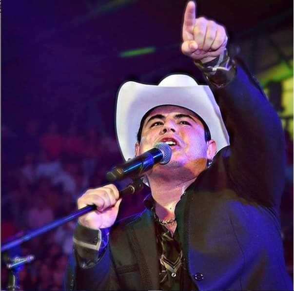 Olivas fue víctima de un atentado el 28 de febrero de 2015 cuando se presentó en una discoteca en Parral, Chihuahua. Ese día recibió 
<b><a href="https://www.univision.com/shows/el-gordo-y-la-flaca/alfredo-olivas-recordo-el-terrible-atentado-que-sufrio-en-febrero-de-2015-video" target="_blank">seis impactos de bala</a></b>.