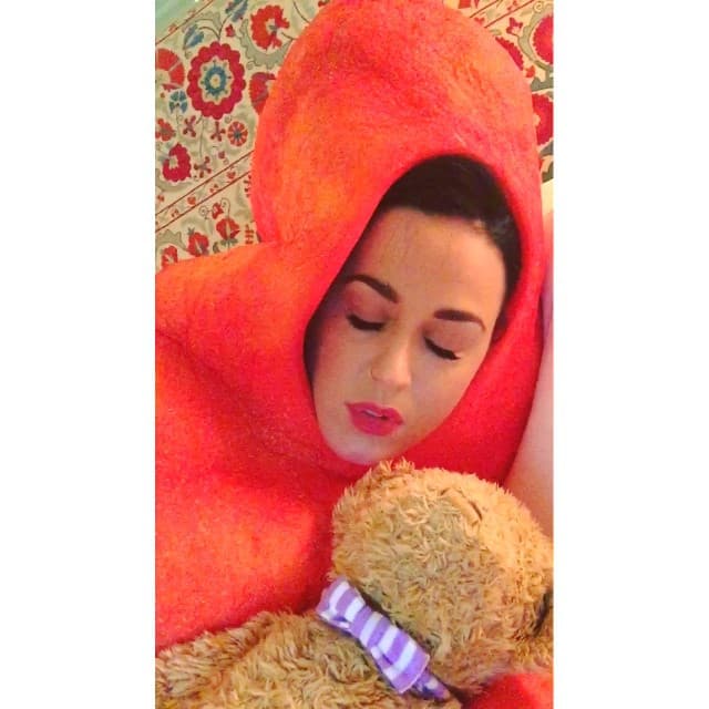 Katy Perry es otra de las famosas que sorprende cada año con sus descabelladas y divertidas ideas para lucir en Halloween. En 2014 se transformó en un Cheeto.
<br>