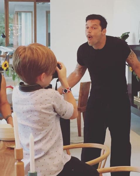 "Les pregunté: '¿ustedes qué quieren hacer?'. Les conté que hay organizaciones que están donando dinero y uno de mis hijos me dijo: 'Papi, pues yo quiero abrir mi alcancía. Quiero entregarlo todo'. Me conmovió mucho”, reveló Ricky.