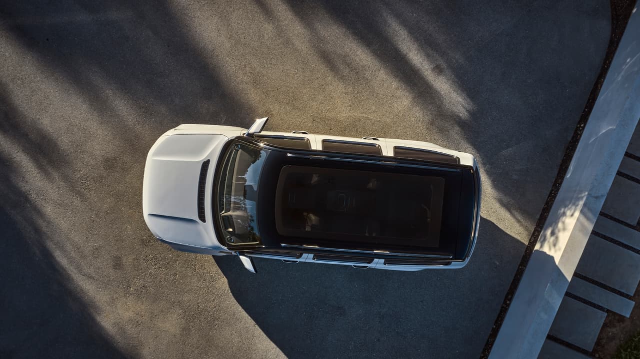 Y su techo contrastante con rieles hechos parcialmente de madera, un detalle que hace referencia al modelo original de los años 80.
<br>