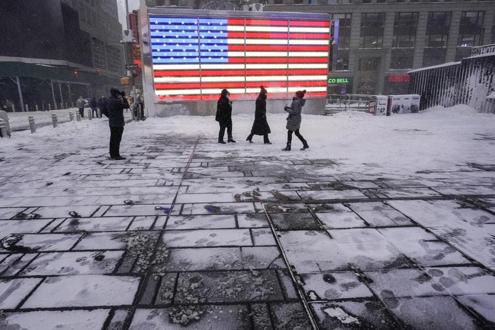 La tormenta azotó partes de 10 estados, con alertas de tormenta invernal que se extendieron desde Virginia hasta Maine. Filadelfia y Nueva York vieron mucho viento y nieve, pero Boston estuvo en el punto de mira. La ciudad empató su récord de mayor nevada en un solo día, con 23.6 pulgadas (60 centímetros), dijo el Servicio Meteorológico Nacional.