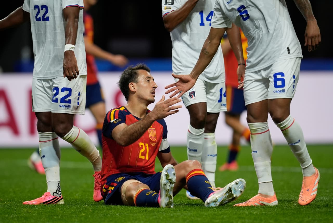 Mikel Oyarzabal, de España, yace en el suelo durante el partido del Grupo H de la Copa del Mundo entre España y Cabo Verde en Atlanta, el lunes 15 de junio de 2026.