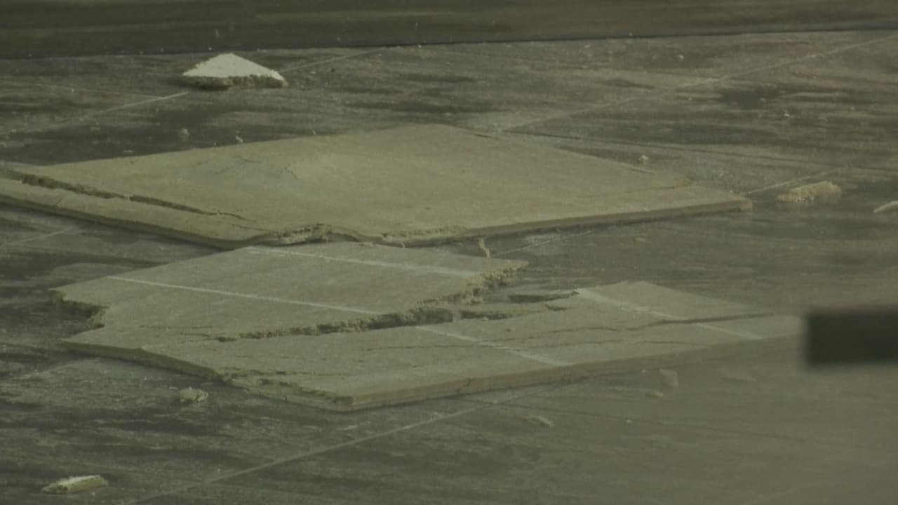 Partes del techo de la iglesia Cottonwood Creek Church en Allen, Texas se despredió.