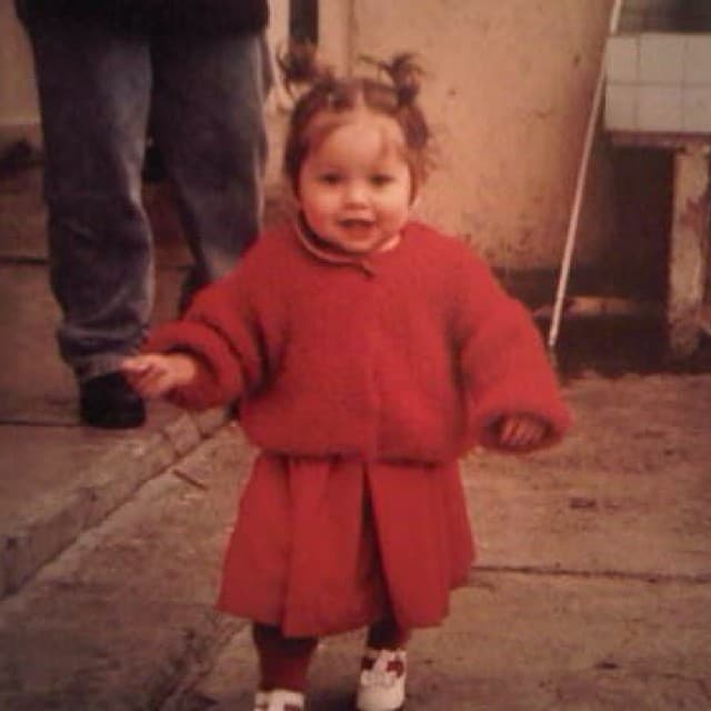 Su nombre real es Karol Itzitery Piña Cisneros, nació el 9 de noviembre de 1999 y empezó su carrera artística a los seis años como modelo de comerciales.