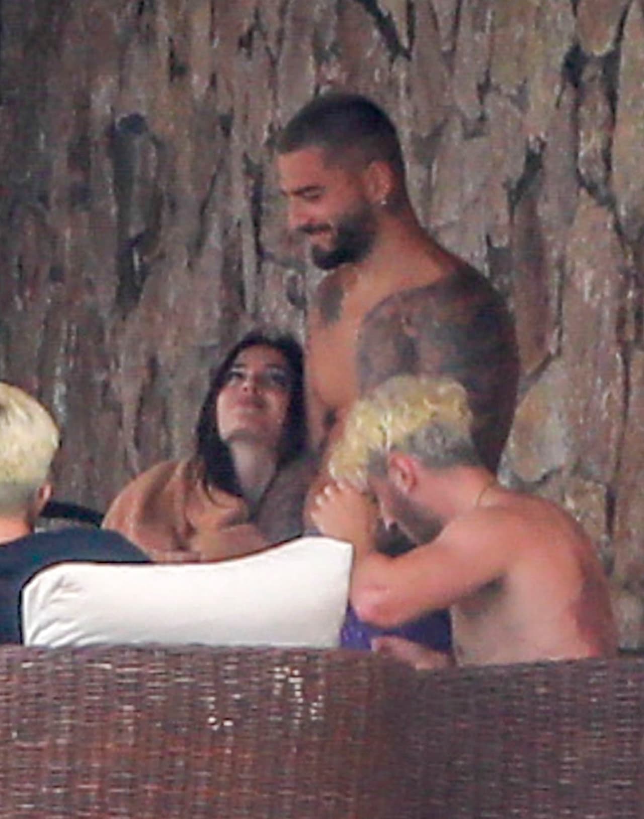 En las imágenes, se puede apreciar la forma en que Natalia observaba a su pareja.