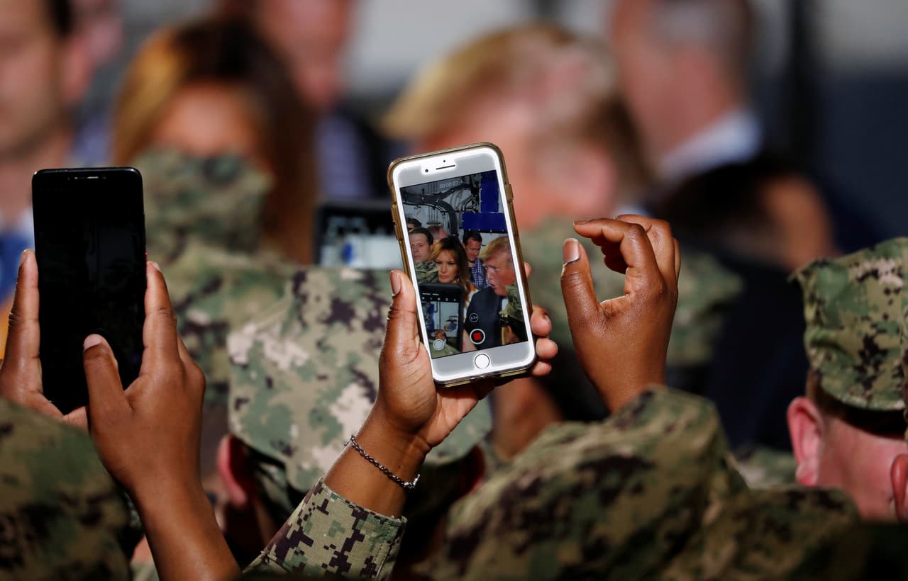 Soldados toman fotos a la pareja presidencial en su visita a la base militar estadounidense en Japón-