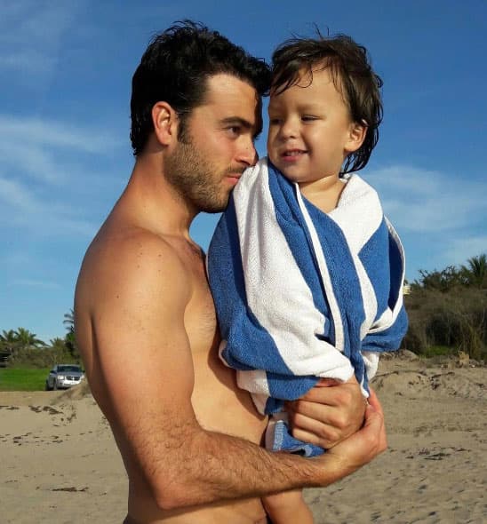 Pablo Lyle en la playa con su pequeño Mauro.