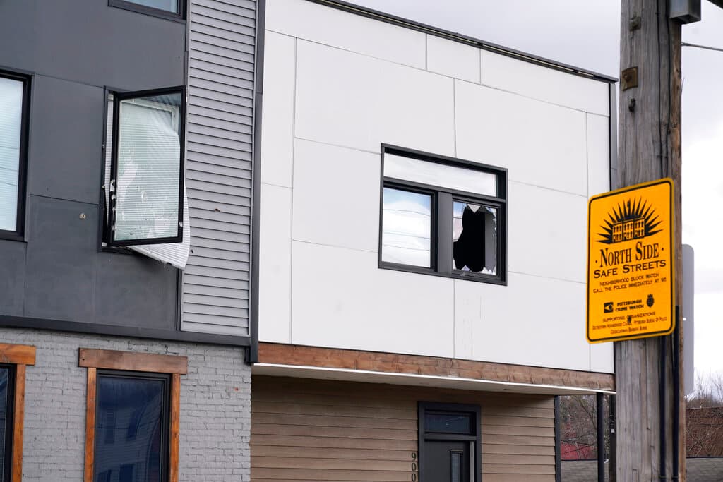 Los dos menores de edad, varones, fueron trasladados al hospital, donde murieron a causa de los balazos. En la foto se observa uno de los vidrios que algunas personas rompieron para escapar.