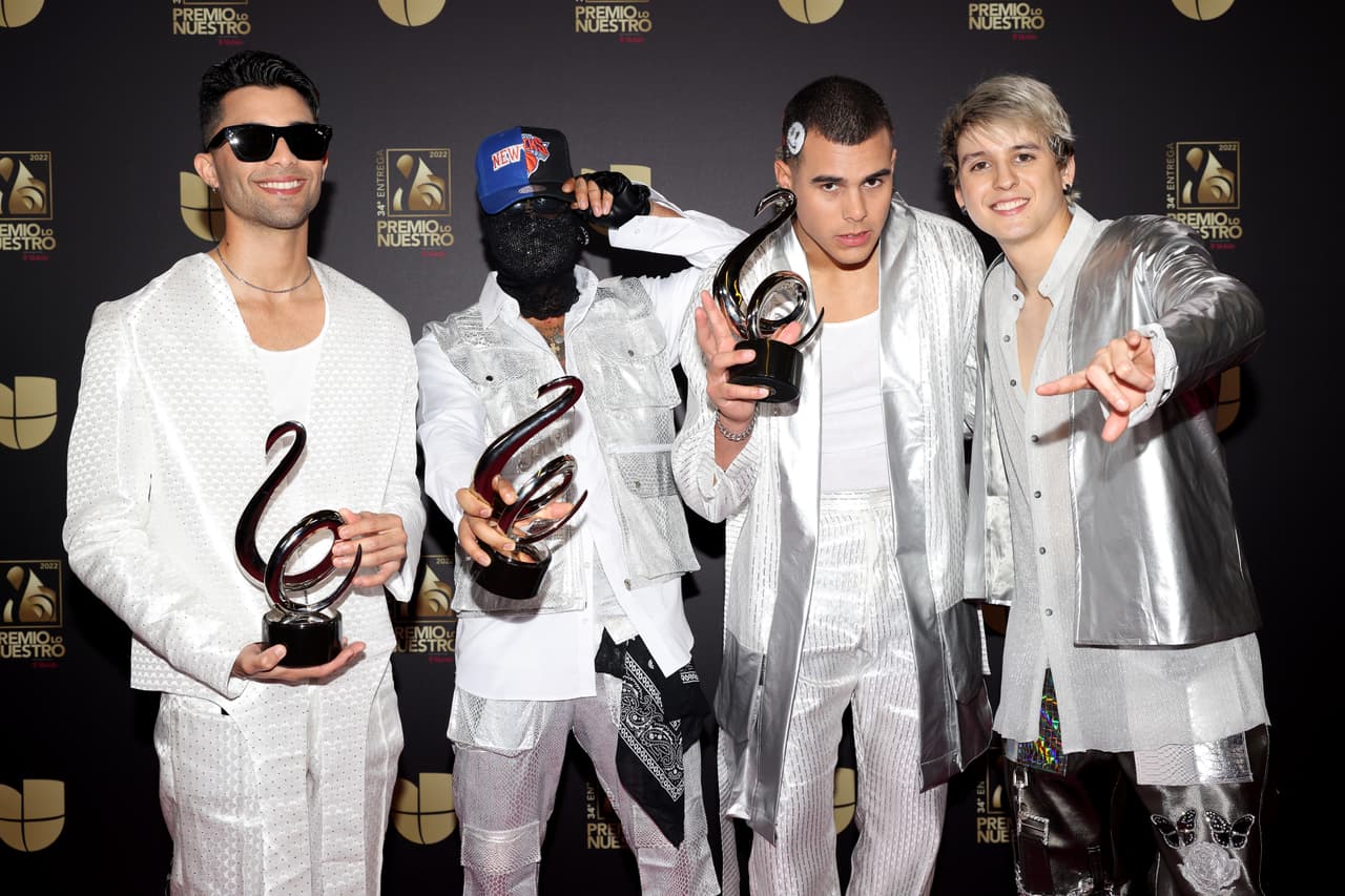 <h3 class="cms-H3-H3"><b>CNCO</b> </h3>
<br>
<b>Premios 3 </b>
<br>El grupo Pop Latino se llevó el Premio Lo Nuestro en tres categorías:
<b>Canción Del Año (Pop)</b> por ‘Tan Enamorados’,
<b>Álbum Del Año (Pop) </b>y
<b>Grupo o dúo del año (Pop).</b>