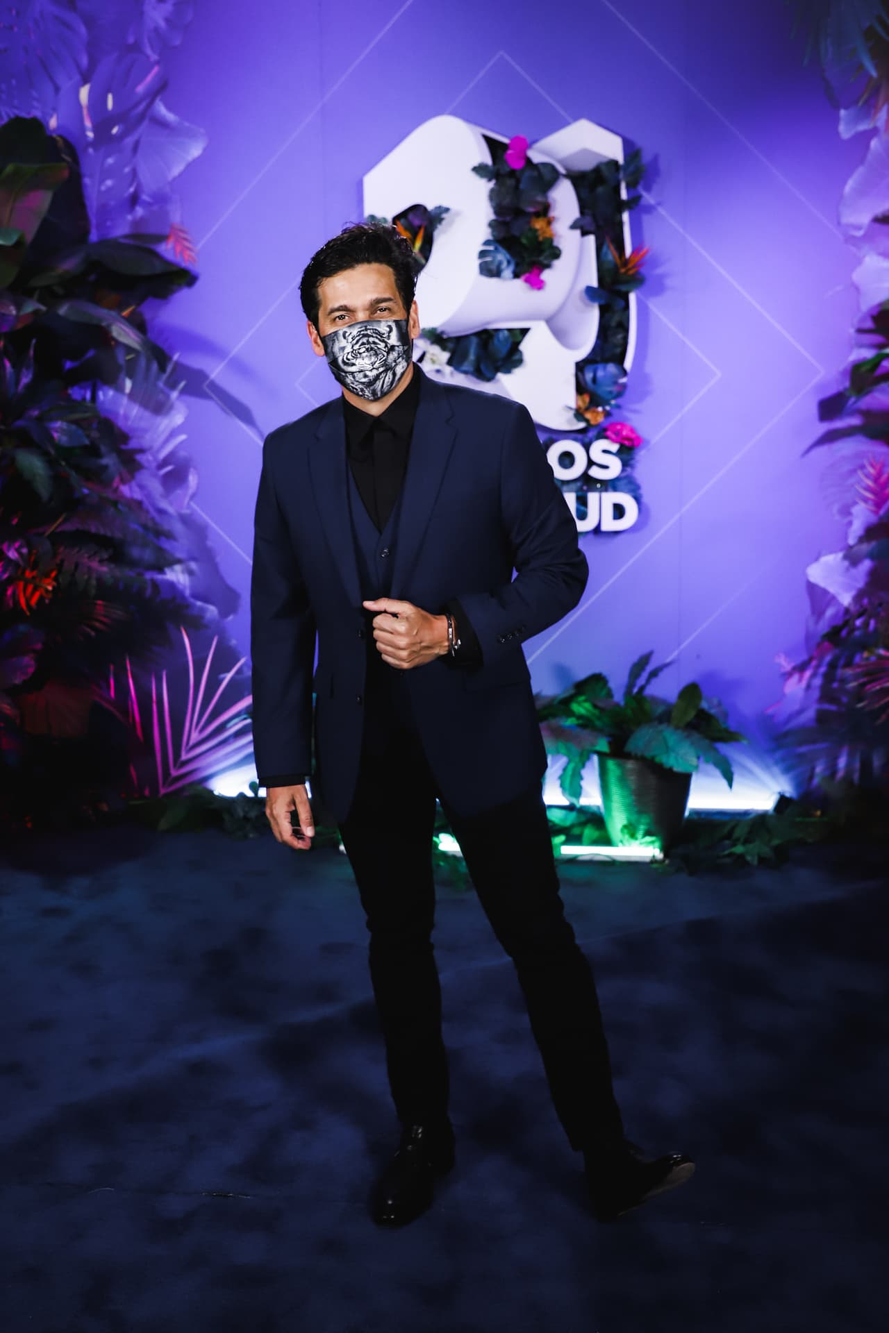 El presentador chileno utilizó un foulard con un estampado de tigre a manera de cubrebocas.