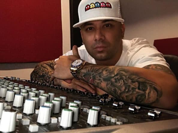 También, por supuesto, detrás de cámaras en el estudio mientras hace nueva música.