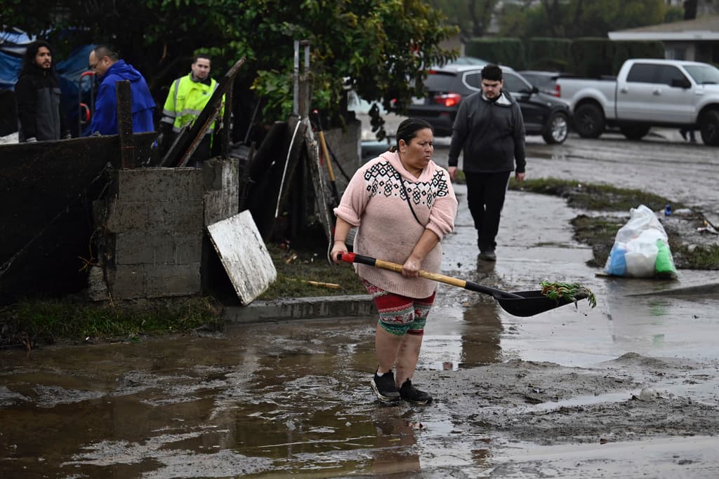 Vecinos decidieron no esperar por las autoridades y colaboraron sacando el resbaloso fango de las carreteras.