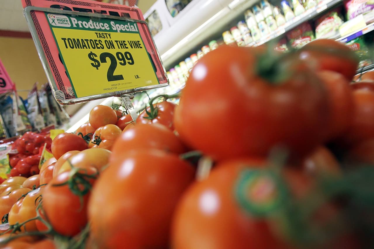 <b>Tomates.</b> A principios de mayo Estados Unidos comenzó a imponer aranceles de 17.65% a 
<a href="https://www.univision.com/local/san-francisco-kdtv/noticias/america-latina/como-afecta-a-mexico-y-a-los-consumidores-estadounidenses-los-aranceles-impuestos-por-eeuu-a-la-importacion-de-tomate" target="_blank">las importaciones de tomates de México</a>, lo que implicará mayores costos para los exportadores mexicanos y la posibilidad de que los precios de esa fruta se eleven para los consumidores estadounidenses.