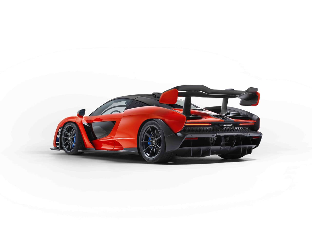 Nos referimos al 
<b>McLaren Senna,</b> en honor al piloto de Fórmula Uno, el cual cuenta con un motor V8 biturbo de 4.0 litros de 789 hp y 590 lb-pie de torque. Sólo habrá 500 unidades, así que debe de estar en tu carta a Santa Claus de este año porque seguramente volarán todas.
<br>
<b>Precio:</b> a partir de 1'000,000 dólares
<br>
<b>Lo encuentras en: </b>www.mclarenautomotive.com