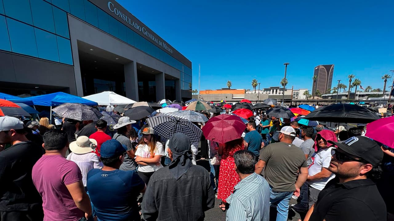 Cientos de personas acudieron a votar en el Consulado General de México en Phoenix