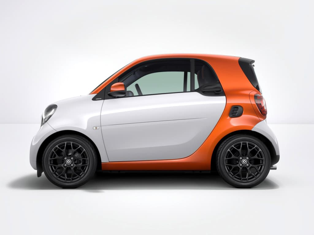 <b>Smart fortwo</b>
<br>Este pequeño biplaza, el cual fue toda una sensación cuando se introdujo al mercado en 1998 primero como Smart city coupé, dice adiós a sus seguidores y a todos aquellos que alguna vez se quejaron por su alto precio.