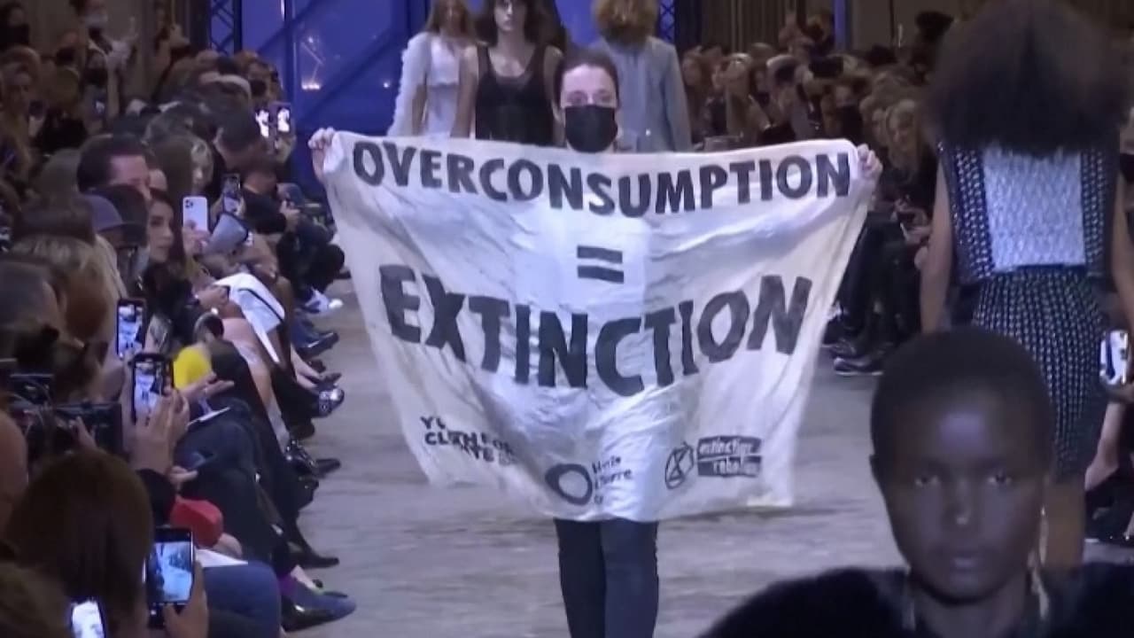 <b>En video: Una activista se cuela en la pasarela de Louis Vuitton para denunciar el impacto del consumismo en el planeta</b>
<br>
<br>El desfile de la nueva colección del diseñador Louis Vuitton en las galerías del Museo del Louvre de París fue interrumpido momentáneamente por una activista portando una pancarta firmada por organizaciones como Jóvenes por el Clima, Extinction Rebellion y Amis de la Terre.