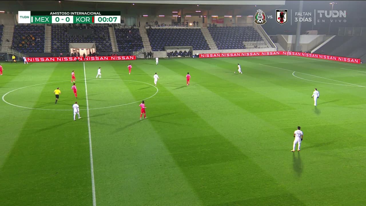 Arranca el partido y la pelota está en juego.