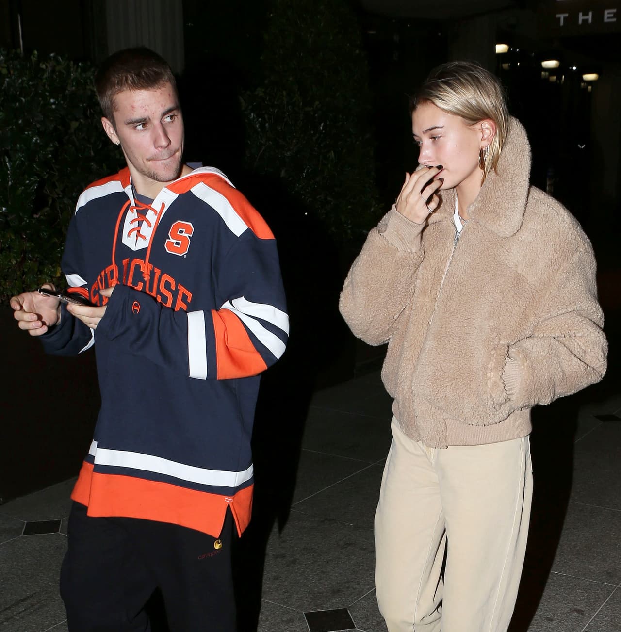 Sin embargo, al parecer 
<b><a href="https://www.univision.com/famosos/esta-cara-pusieron-justin-y-hailey-bieber-cuando-una-mujer-en-traje-de-bano-y-guantes-de-box-los-reto-en-la-calle-fotos">la joven pareja</a></b> está próxima a celebrar su boda religiosa, de acuerdo con 
<b><a href="https://www.tmz.com/2019/08/19/justin-hailey-bieber-wedding-party-date/" target="_blank">un reporte de TMZ</a></b> que cita a fuentes cercanas a Justin y Hailey.