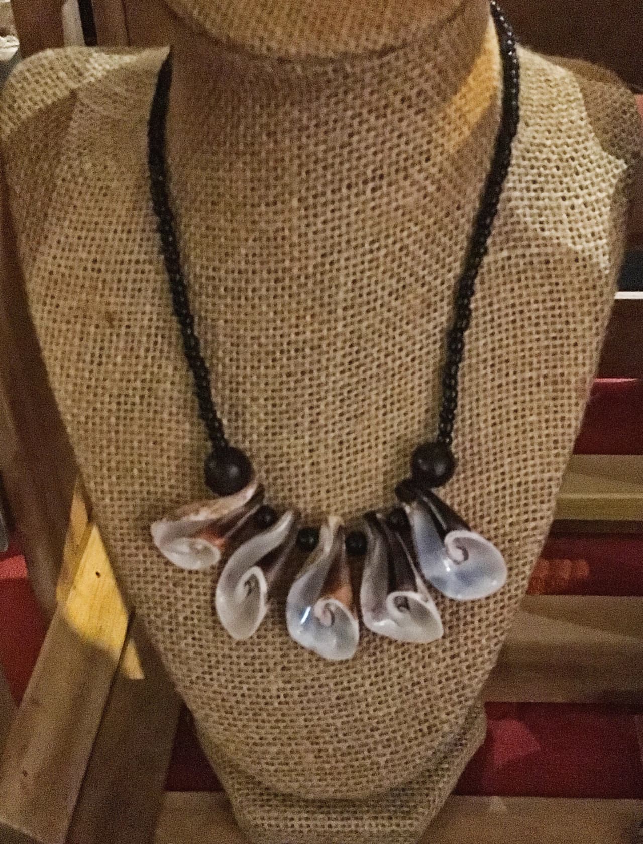 Este collar de caracol es una de las piezas que ha hecho Tlanez Xochitl.
<br>