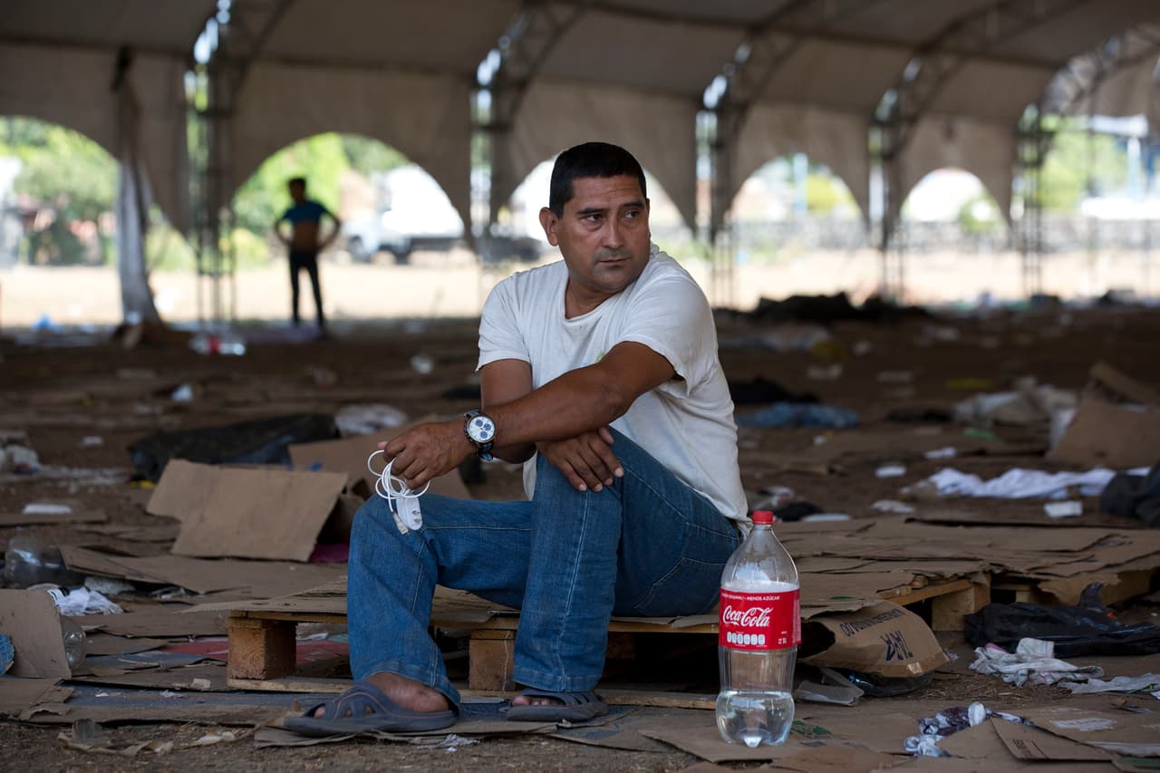 El migrante hondureño Domingo Adolfo Chávez descansa en el campamento improvisado de Mapastepec.
<b> Estuvo 15 días esperando poder cruzar a México. <a href="https://www.univision.com/noticias/inmigracion/se-acabo-la-solidaridad-con-los-migrantes-el-discurso-xenofobo-se-impone-entre-los-mexicanos">La historia completa de la marcha de estos migrantes aquí.</a></b>