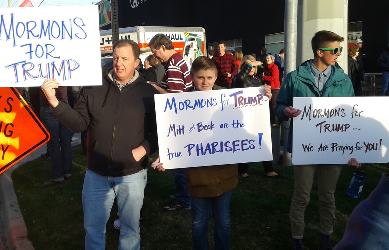 Mormones apoyando a Trump a las puertas de su evento en Salt Lake City
