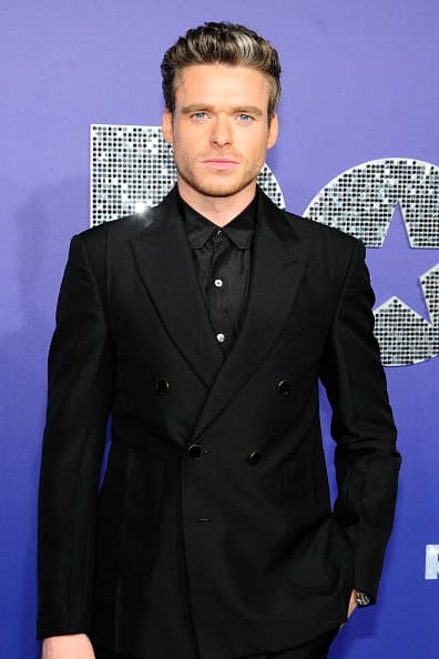 En la película también actúa Richard Madden, recordado por interpretar a Robb Stark en 
<b><a href="https://www.univision.com/noticias/trending/cerca-de-un-millon-de-personas-piden-a-hbo-que-rehaga-la-temporada-final-de-game-of-thrones-ojo-contiene-spoilers" target="_blank">'Game of thrones'. </a></b>
<br>