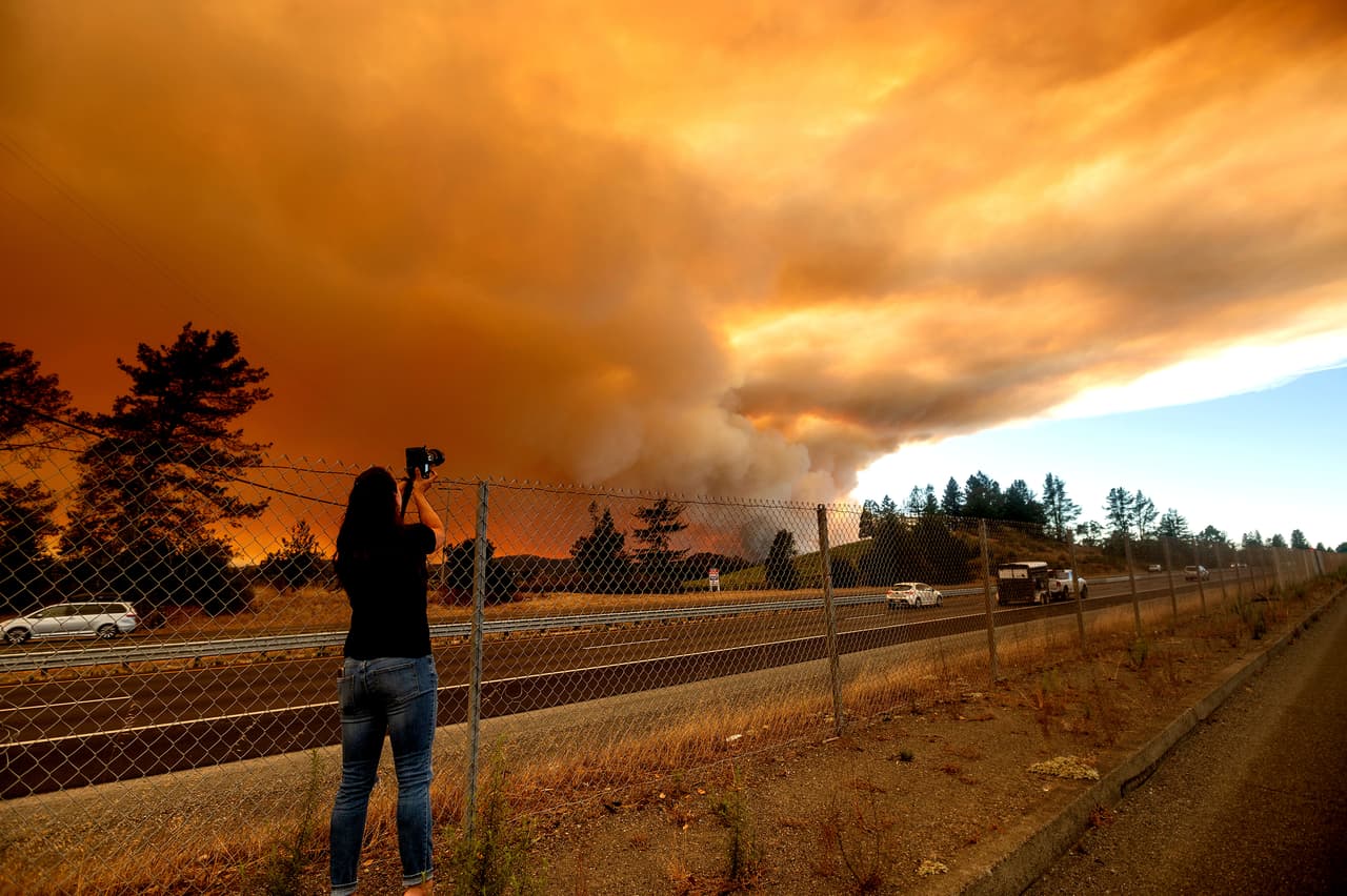 Las personas en las zonas afectadas por 
<a href="https://www.univision.com/local/san-francisco-kdtv/las-mascaras-n95-utiles-contra-el-humo-de-los-incendios-o-una-falsa-proteccion">el humo deben estar atentas y tomar medidas para cuidar de su salud</a> ya que, con el paso de los días, el estar expuestos al aire contaminado puede derivar en enfermedades pulmonares como una bronquitis o una neumonía.