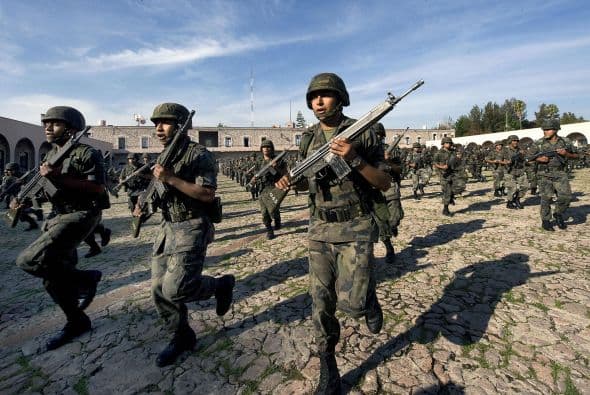 El gobierno respondió reforzando el despliegue de 50 mil elementos de las fuerzas armadas, pese a cuestionamientos de la oposición y grupos de derechos humanos, que señalan especial preocupación por las muertes de civiles en el fuego cruzado.